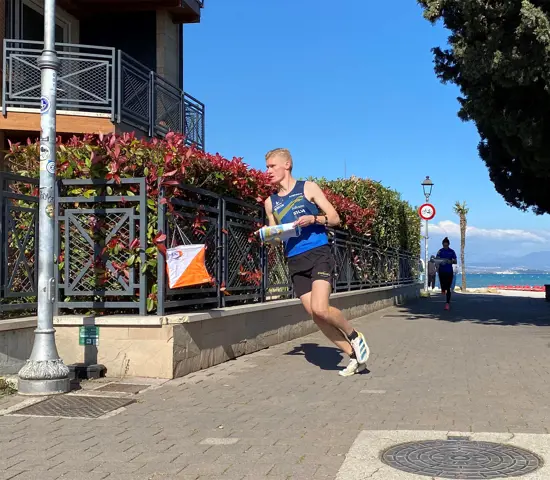 Jonatan Gustafsson springer runt ett hörn med en kontroll.