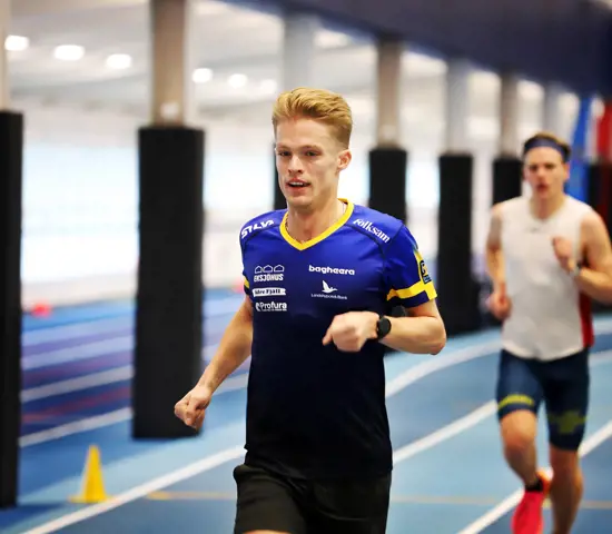 Isac von Krusenstierna visar bra speed mitt i vintern med att springa under åtta minuter på 3000 meter. Bilden från landslagets höstsamling på Bosön i november 2024.