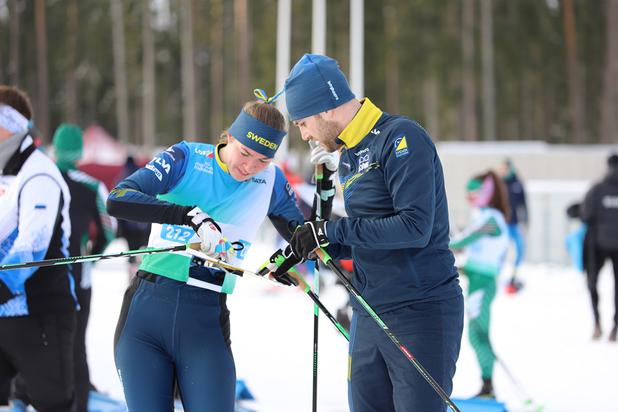 Elin Schagerström visar på kartan för Linus Rapp vad som hände på sista sträckan.