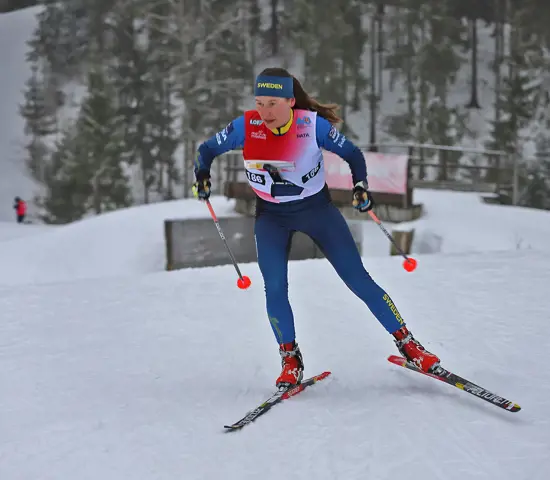 Evelina Wickbom spurtar på upploppet under EM i Lettland.
