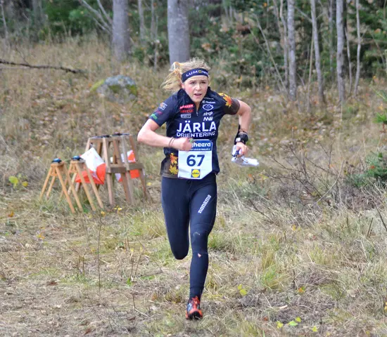 Karolin Ohlsson spurtar mot mål vid Swedish League medeldistans i Strängnäs i oktober 2022.