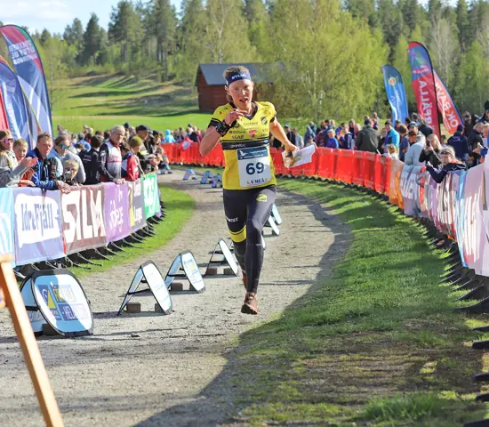 Tove Alexandersson spurtar mot seger på Swedish League medeldistans i Skellefteå.