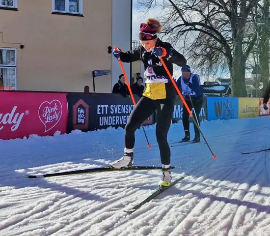 Karolin Ohlsson spurtar in på upploppet i Mora på Öppet Spår.