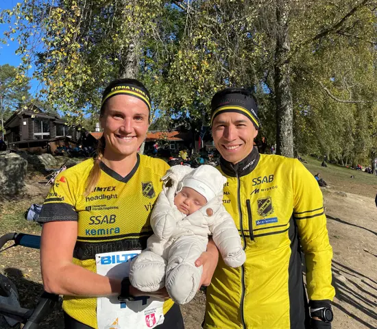 Magdalena Olsson tillsammans med sambon Andrei Lamov och dotterna Mikaela på 25-manna i höstas.