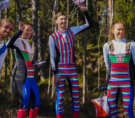 Gustav Bergman, Johanna Ridefelt, Viktor Svensk och Tove Alexandersson vinkandes i folkdräkt