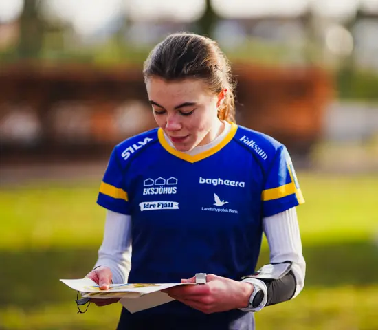 Freja Hjerne läser karta