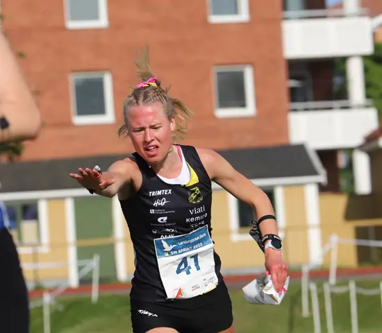 Tilda Östberg spurtar in som tvåa på Sprint-SM i Lund 2023.
