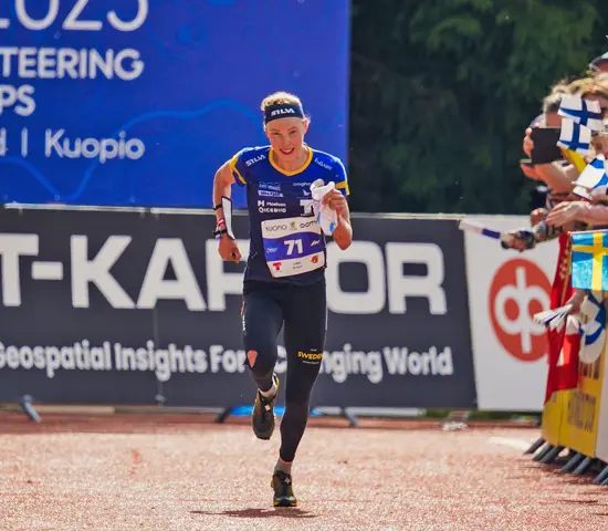 Tove Alexandersson spurtar mot mål och tar VM-silver, nio sekunder bakom Simona Aebersold.