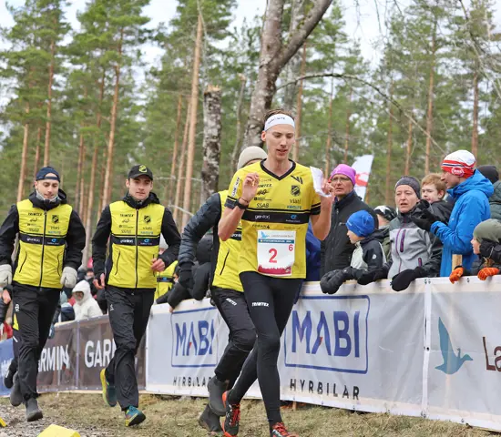 Emil Svensk för Stora Tuna OK till seger på Stigtomtakavlen tillsammans med sina lagkamrater. Från vänster: Viktor Svensk, Anton Forsberg, Henrik Johannesson samt skymda; Jesper och Joakim Svensk.