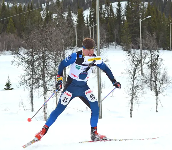 Jonatan Ståhl skejtar uppför mot sista kontrollen.